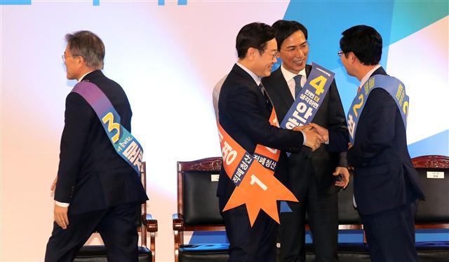 더불어민주당 문재인 전 대표(왼쪽)가 29일 오후 대전 충무체육관에서 열린 더불어민주당 제19대 대통령후보자 충청권역 순회투표에서 47.8%로 1위를 차지한 후 선관위원장과 인사를 위해 이동하고 있다. 문 전 대표는 호남에 이어 충청에서까지 1위를 차지하면서 대세론을 굳히고 있다. 오른쪽은 격려 인사 나누는 이재명 성남시장(왼쪽 두번째 부터), 안희정 충남도지사, 최성 고양시장.  [연합뉴스]