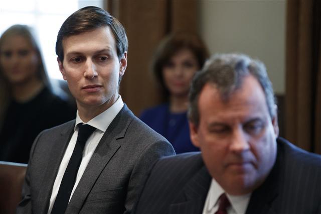 <YONHAP PHOTO-0840> Jared Kushner, senior adviser to President Donald Trump, left, and New Jersey Gov. Chris Christie participate in an opioid and drug abuse listening session with President Donald Trump. Wednesday, March 29, 2017, in the Cabinet Room of the White House in Washington. (AP Photo/Evan Vucci)/2017-03-30 02:05:12/ <저작권자 ⓒ 1980-2017 ㈜연합뉴스. 무단 전재 재배포 금지.>