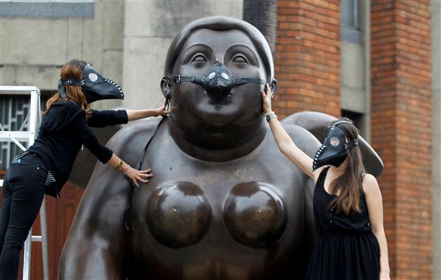 <YONHAP PHOTO-1894> A group of environmentalists place gas masks on the faces of the sculptures of the artist Fernando Botero, protesting the high levels of air pollution in Medellin, Colombia, March 29, 2017. REUTERS/ Fredy Builes/2017-03-30 06:19:29/ <저작권자 ⓒ 1980-2017 ㈜연합뉴스. 무단 전재 재배포 금지.>