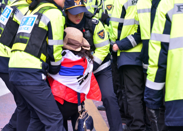박근혜 전 대통령 영장실질심사가 열린 30일 오전 서울 강남구 삼성동 박 전 대통령 자택 앞에서 경찰들과 박 전 대통령의 지지자들이 대치하고 있는 가운데 긴장감이 고조되고 있다. 일부 지지자들은 도로 앞에 드러누워 도로를 막아서며 ‘법원으로 보내지 않겠다’고 소리치기도 했다.  이상섭 기자/babtong@heraldcorp.com