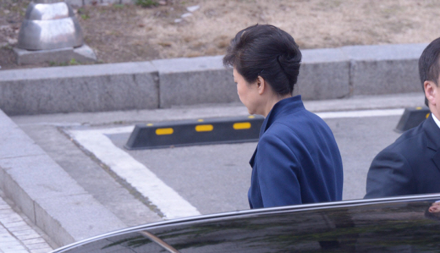 박근혜 전대통령이 30일 영장 실질심사를 받기위해 중앙지법 경내로 들어서고 있다.<br />정희조 기자/checho@heraldcorp.com  170330