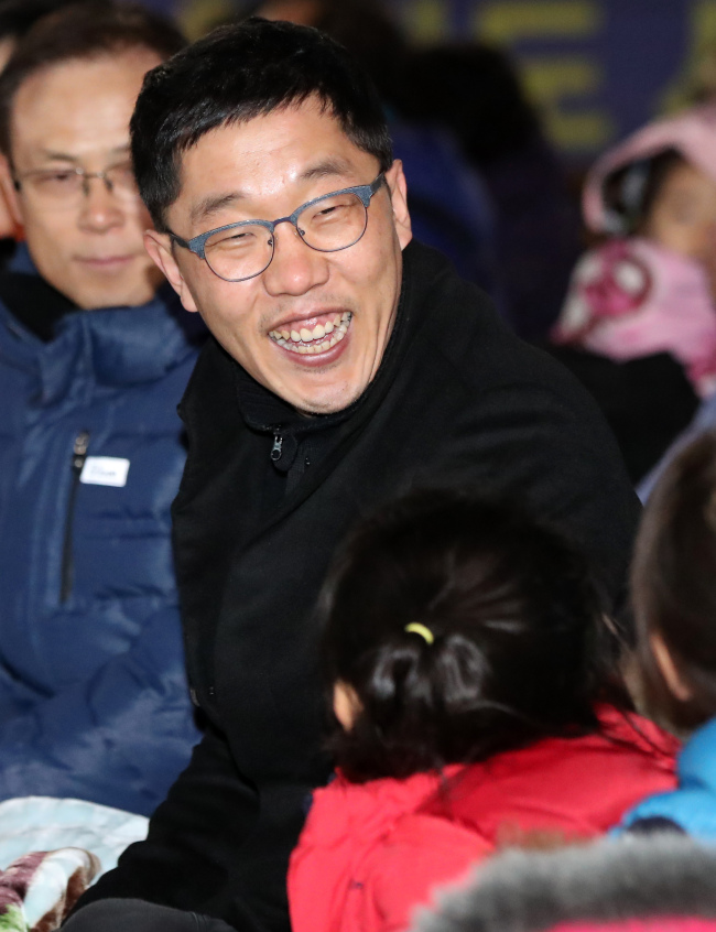 이달 초 경북 김천역 광장에서 열린 사드배치 반대 촛불집회에 방송인 김제동씨가 참석하고 있다. [사진제공=연합뉴스]