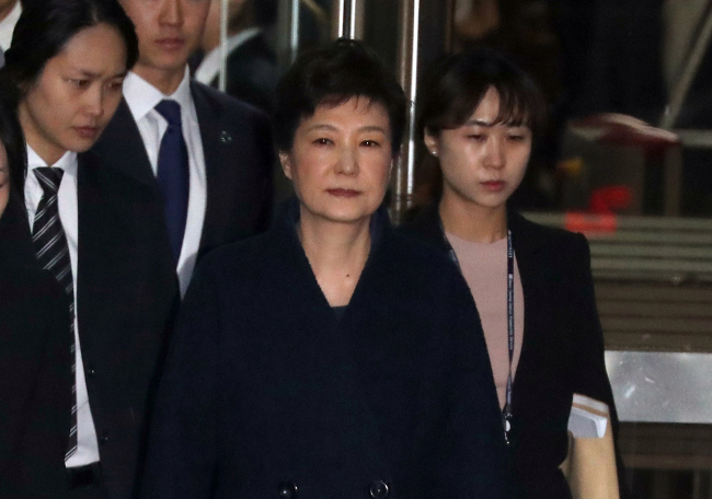 Former President Park Geun-hye leaves Seoul Central District Court in Seoul on Thursday after attending a hearing on a warrant to arrest her. (Yonhap)