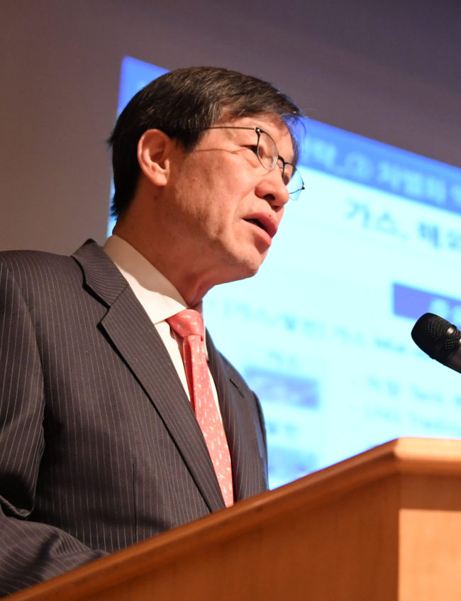 Kwon Oh-joon, chairman of POSCO, gives a presentation on the company's financial perfomrance and business strategy at a forum on Thursday in Seoul. (Yonhap)