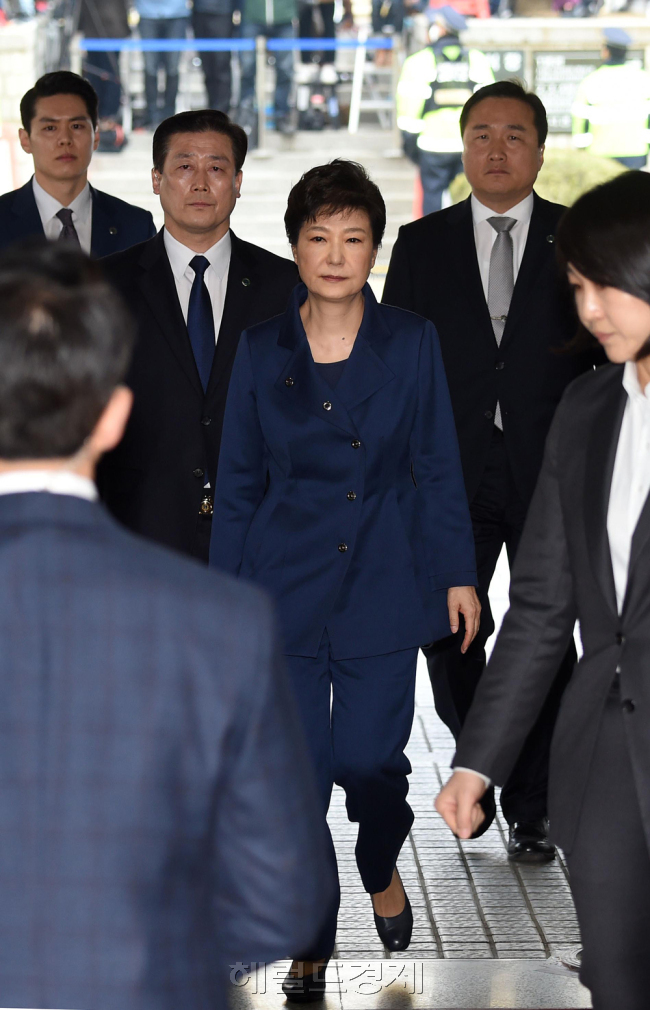 뇌물수수 등 혐의로 구속영장이 청구된 박근혜 전 대통령이 30일 오전 서울 서초구 서울중앙지법에서 열린 구속 전 피의자심문(영장실질심사)에 출석하기 위해 법정으로 향하고 있다. 박해묵 기자/mook@heraldcorp.com
뇌물수수 등 혐의로 구속영장이 청구된 박근혜 전 대통령이 30일 오전 서울 서초구 서울중앙지법에서 열린 구속 전 피의자심문(영장실질심사)에 출석하기 위해 법정으로 향하고 있다. 박해묵 기자/mook@heraldcorp.com