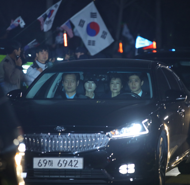 <YONHAP PHOTO-0683> [박근혜 구속] 박 전 대통령, 서울구치소 수감 (의왕=연합뉴스) 황광모 기자 = 뇌물수수 등 혐의로 구속영장이 발부된 박근혜 전 대통령이 31일 오전 검찰 차량에 타고 서울구치소로 들어가고 있다. 2017.3.31 pdj6635@yna.co.kr/2017-03-31 04:56:05/ <저작권자 ⓒ 1980-2017 ㈜연합뉴스. 무단 전재 재배포 금지.>
<YONHAP PHOTO-0683> [박근혜 구속] 박 전 대통령, 서울구치소 수감 (의왕=연합뉴스) 황광모 기자 = 뇌물수수 등 혐의로 구속영장이 발부된 박근혜 전 대통령이 31일 오전 검찰 차량에 타고 서울구치소로 들어가고 있다. 2017.3.31 pdj6635@yna.co.kr/2017-03-31 04:56:05/ <저작권자 ⓒ 1980-2017 ㈜연합뉴스. 무단 전재 재배포 금지.>