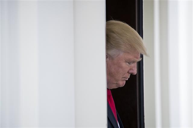 <YONHAP PHOTO-0567> epa05879696 US President Donald J. Trump waits for Prime Minister of Denmark Lars Lokke Rasmussen to arrive to the West Wing of the White House in Washington, DC, USA, 30 March 2017. EPA/SHAWN THEW/2017-03-31 04:29:40/ <저작권자 ⓒ 1980-2017 ㈜연합뉴스. 무단 전재 재배포 금지.>