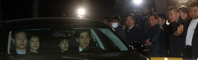 30일 중앙지방법원에서 영장실질심사를 받았던 박근혜 전 대통령이 31일 새벽 영장이 발부되자 검찰 호송차에 탑승해 구치소로 이동하고 있다. 밤새 기다리느라 지친 듯 초췌한 모습이다. 대표적인 친박계인 자유한국당 윤상현 의원이 서울구치소로 들어가고 있는 박근혜 전 대통령을 향해 고개를 숙이고 있다.  [연합뉴스]