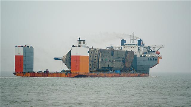 <YONHAP PHOTO-1580> '모두의 품을 향해' (서울=연합뉴스) 31일 오전 전남 진도군 동거차도 인근해상에서 반잠수식 선박 화이트마린 호에 실린 세월호가 전남 목포시 목포신항만을 향한 마지막 항해를 하고 있다. 2017.3.31 [해양수산부 제공=연합뉴스] photo@yna.co.kr/2017-03-31 09:22:47/ <저작권자 ⓒ 1980-2017 ㈜연합뉴스. 무단 전재 재배포 금지.>