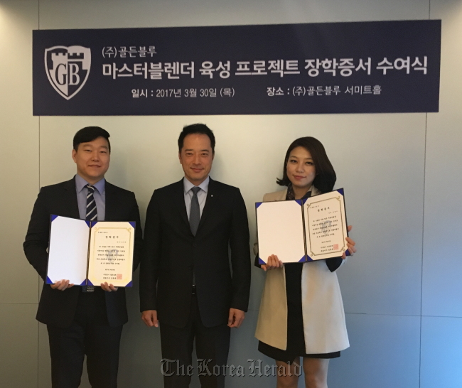 ㈜골든블루 마스터블렌더 육성 프로젝트 장학증서 수여식. 왼쪽부터 장학생 김준민, ㈜골든블루 김동욱 대표, 장학생 김빛나(제공=골든블루)