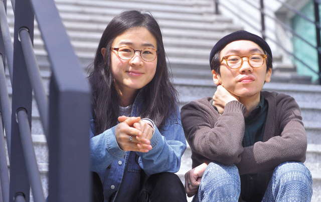 국립창극단 신작 창극인 ‘흥보씨’에서 소리꾼 이자람이 음악감독을 맡았다. 이자람 감독은 자신을 도와줄 지원자로 최근 인디밴드계에서 한참 주가를 올리고 있는 실리카겔의 김민수를 영입했다. 인디음악과 창극의 만남이다. 이 어울릴것 같지 않은 조합은 생각외로 ‘케미’가 좋다.  이상섭기자/bobtong@heraldcorp.com