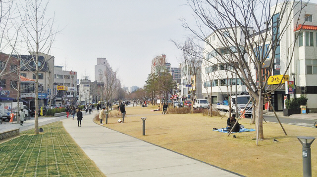 평일 낮임에도 연트럴파크를 찾은 시민들로 공원이 북적이고 있다.