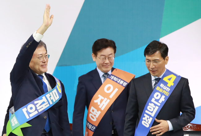 <YONHAP PHOTO-4324> 문재인 영남 압승 (부산=연합뉴스) 홍해인 기자 = 더불어민주당 대선주자인 문재인 전 대표(왼쪽)가 31일 오후 부산 사직실내체육관에서 열린 더불어민주당 제19대 대통령후보자 영남권역 선출대회에서 1위를 차지한 뒤 인사하고 있다. 2017.3.31 hihong@yna.co.kr/2017-03-31 19:07:08/ <저작권자 ⓒ 1980-2017 ㈜연합뉴스. 무단 전재 재배포 금지.>
<YONHAP PHOTO-4324> 문재인 영남 압승 (부산=연합뉴스) 홍해인 기자 = 더불어민주당 대선주자인 문재인 전 대표(왼쪽)가 31일 오후 부산 사직실내체육관에서 열린 더불어민주당 제19대 대통령후보자 영남권역 선출대회에서 1위를 차지한 뒤 인사하고 있다. 2017.3.31 hihong@yna.co.kr/2017-03-31 19:07:08/ <저작권자 ⓒ 1980-2017 ㈜연합뉴스. 무단 전재 재배포 금지.>