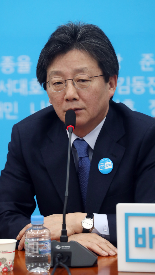 <YONHAP PHOTO-2991> 유승민 발언 (서울=연합뉴스) 신준희 기자 = 바른정당 대선 경선주자인 유승민 의원이 23일 오전 서울 여의도 국회에서 열린 중진의원-상임위원장 연석회의에 참석, 발언을 하고 있다. 2017.3.23 hama@yna.co.kr/2017-03-23 09:53:53/ <저작권자 ⓒ 1980-2017 ㈜연합뉴스. 무단 전재 재배포 금지.>
<YONHAP PHOTO-2991> 유승민 발언 (서울=연합뉴스) 신준희 기자 = 바른정당 대선 경선주자인 유승민 의원이 23일 오전 서울 여의도 국회에서 열린 중진의원-상임위원장 연석회의에 참석, 발언을 하고 있다. 2017.3.23 hama@yna.co.kr/2017-03-23 09:53:53/ <저작권자 ⓒ 1980-2017 ㈜연합뉴스. 무단 전재 재배포 금지.>