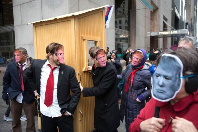 <YONHAP PHOTO-1033> NEW YORK, NY - APRIL 1: Participants wear President Trump masks as part of the event entitled: "New York City's 32nd Annual April Fools' Day Parade: It's a Trumpathon!" on April 1, 2017 in New York City. During the event, masked activists marched with a hand-pulled "float" featuring a likeness of Donald Trump sitting in an outhouse. Kevin Hagen/Getty Images/AFP == FOR NEWSPAPERS, INTERNET, TELCOS & TELEVISION USE ONLY ==/2017-04-02 05:43:15/ <저작권자 ⓒ 1980-2017 ㈜연합뉴스. 무단 전재 재배포 금지.>
<YONHAP PHOTO-1033> NEW YORK, NY - APRIL 1: Participants wear President Trump masks as part of the event entitled: "New York City's 32nd Annual April Fools' Day Parade: It's a Trumpathon!" on April 1, 2017 in New York City. During the event, masked activists marched with a hand-pulled "float" featuring a likeness of Donald Trump sitting in an outhouse. Kevin Hagen/Getty Images/AFP == FOR NEWSPAPERS, INTERNET, TELCOS & TELEVISION USE ONLY ==/2017-04-02 05:43:15/ <저작권자 ⓒ 1980-2017 ㈜연합뉴스. 무단 전재 재배포 금지.>