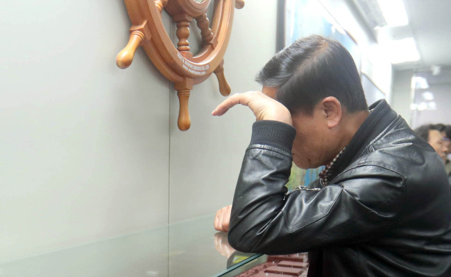 Families of missing crew members of cargo ship Stella Daisy listen to a briefing by officials of the ship‘s operator Polaris Shipping about the search and rescue operation in the company’s office in Busan on Sunday. Yonhap