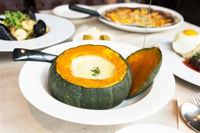 저지방 치즈와 다진소고기로 만든 닥터로빈 수제햄버거 더블스테이크(왼쪽)와 버터, 설탕을 넣지 않고 100% 국산콩을 이용한 크림소스로 만든 닥터로빈 통단호박 수프.