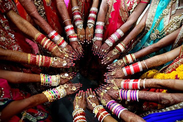 <YONHAP PHOTO-4226> epaselect epa05884071 Brides of Jain community pose for photogrpahs as they take part in a mass marriage ceremony under Mukhyamantri Kanyadan Yojna (chief minister welfare scheme) organized by the Late, Babulal Pradhan Memorial Trust in Bhopal, India, 02 April 2017. More than 15 Jain couples tied up the nuptial knot in the marrriage ceremony. EPA/SANJEEV GUPTA/2017-04-02 21:05:18/ <저작권자 ⓒ 1980-2017 ㈜연합뉴스. 무단 전재 재배포 금지.>