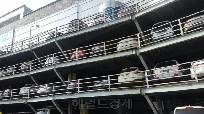 외제차나 4륜구동 등 고급 차량이 늘어나면서 견인차 기사들의 고충이 커지고 있다. 이들 차량은 견인 도중 파손되면 배상 비용이 커 ’배보다 배꼽’이라는 게 견인 기사들의 설명이다. 서울 시내 한 견인 차량 보관소에 보관돼 있는 불법 주차 차량들. [사진=홍담영 기자/kula@heraldcorp.com]