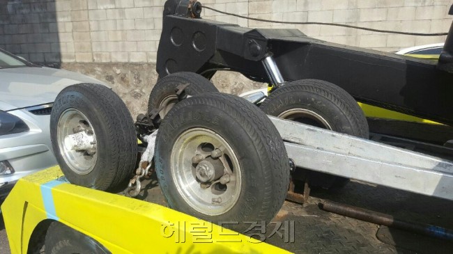 외제차나 4륜구동 등 고급 차량이 늘어나면서 견인차 기사들의 고충이 커지고 있다. 이들 차량은 견인 도중 파손되면 배상 비용이 커 ’배보다 배꼽’이라는 게 견인 기사들의 설명이다. 서울 시내 한 견인 차량 보관소에 보관돼 있는 불법 주차 차량들. [사진=홍담영 기자/kula@heraldcorp.com]