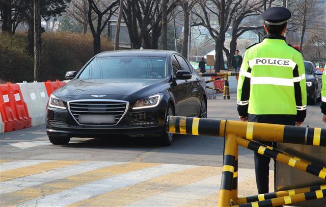 구속 수감된 박근혜 전 대통령의 변호인 유영하 변호사를 태운 승용차가 3일 오전 경기도 의왕시 서울구치소에 들어가고 있다. 박 전 대통령은 4일 검찰의 구치소 방문 수사를 앞두고 유 변호사와 대응 방안을 논의할 것으로 보인다.  [사진=연합뉴스]