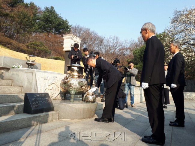 문재인 더불어민주당 대선후보가 4일 국립서울현충원을 찾아 박정희 전 대통령과 육영수 여사의 묘역을 참배하고 있다. [사진=최준선 기자/human@heraldcorp.com]
