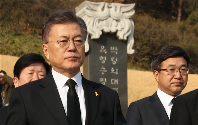 더불어민주당 문재인 대선후보가 4일 오전 동작구 국립서울현충원 박정희 전 대통령 묘역을 참배했다. 문 후보는 이날 국립현충원을 참배한 뒤 방명록에 ‘공정하고 정의로운 대한민국! 국민 모두의 대통령!’이라는 글을 남겼다. [연합뉴스]