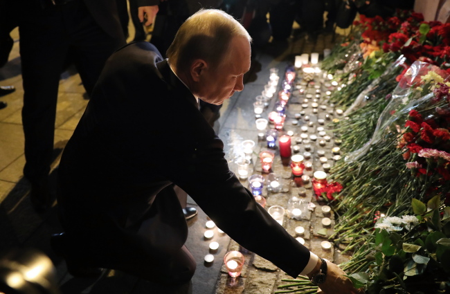 <YONHAP PHOTO-3357> ST PETERSBURG, RUSSIA - APRIL 3, 2017: Russia's President Vladimir Putin lays flowers in memory of the St Petersburg Metro explosion victims at Tekhnologichesky Institut station. A blast hit a train carriage between Sennaya Ploschad and Tekhnologichesky Institut stations of the St Petersburg Underground on April 3, 2017, killing at least 10 and injuring 50 people. Mikhail Klimentyev/Russian Presidential Press and Information Office/TASS/2017-04-04 15:51:17/ <저작권자 ⓒ 1980-2017 ㈜연합뉴스. 무단 전재 재배포 금지.>
<YONHAP PHOTO-3357> ST PETERSBURG, RUSSIA - APRIL 3, 2017: Russia's President Vladimir Putin lays flowers in memory of the St Petersburg Metro explosion victims at Tekhnologichesky Institut station. A blast hit a train carriage between Sennaya Ploschad and Tekhnologichesky Institut stations of the St Petersburg Underground on April 3, 2017, killing at least 10 and injuring 50 people. Mikhail Klimentyev/Russian Presidential Press and Information Office/TASS/2017-04-04 15:51:17/ <저작권자 ⓒ 1980-2017 ㈜연합뉴스. 무단 전재 재배포 금지.>