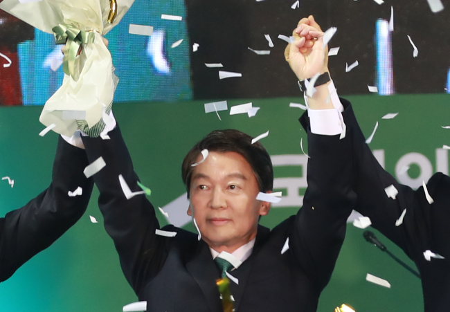 Ahn Cheol-soo raises hands as he was named the presidential candidate of the People's Party in Daejeon, Tuesday. (Yonhap)