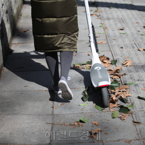 개인용 이동수단인 ‘스마트 모빌리티’를 두고 보행자ㆍ이용자 간 갈등이 불거지고 있다   [사진 제공=헤럴드 DB]