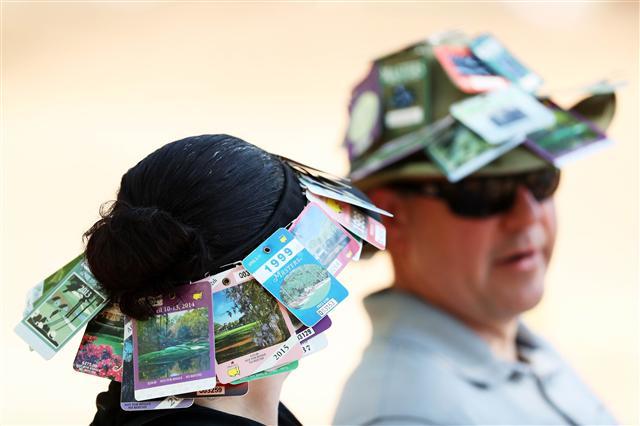 <YONHAP PHOTO-1210> AUGUSTA, GA - APRIL 04: Patrons wear Masters' badges on their hats as seen during a practice round prior to the start of the 2017 Masters Tournament at Augusta National Golf Club on April 4, 2017 in Augusta, Georgia. David Cannon/Getty Images/AFP == FOR NEWSPAPERS, INTERNET, TELCOS & TELEVISION USE ONLY ==/2017-04-05 07:30:36/ <저작권자 ⓒ 1980-2017 ㈜연합뉴스. 무단 전재 재배포 금지.>