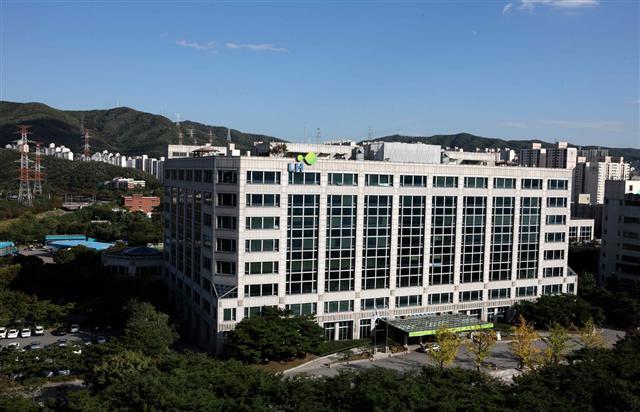 한국토지주택공사(LH) 분당 오리사옥의 매각에 탄력이 붙을 것으로 전망된다. 기본계획 변경과 수의계약이 가능해 업계는 새 감정평가액에 관심이 크다. 오리사옥은 분당 지하철 역세권으로 분당/용인 죽전지구의 사이에 위치해 편의시설ㆍ유동인구 확보가 용이한 것으로 평가된다.  [사진제공=국토교통부]