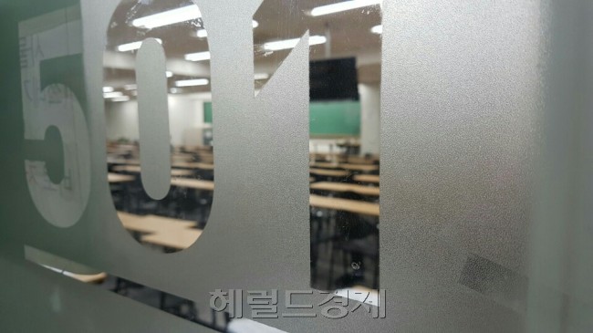 노량진 공시생의 하루는 5~6시에 학원 자리 맡기로 시작한다. 막판 기출문제 풀이 특강이 진행되는 강의실. [사진=손지형 기자/consnow@heraldcorp.com]