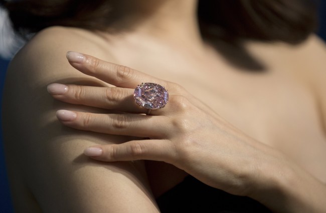 <YONHAP PHOTO-0301> epa05888068 (FILE) - A model displays the Pink Star, a 59.60-carat internally flawless fancy vivid pink diamond during an auction preview at Sotheby's in Hong Kong, China, 29 March 2017 (reissued 04 April 2017). The Pink Star, the largest internally flawless fancy vivid pink diamond ever graded by the GIA, was sold in Hong Kong on 04 April 2017, for a world record of 71.2 million US dollar to a jeweller called Chow Tai Fook, media reported. EPA/JEROME FAVRE/2017-04-05 02:09:34/ <저작권자 ⓒ 1980-2017 ㈜연합뉴스. 무단 전재 재배포 금지.>
<YONHAP PHOTO-0301> epa05888068 (FILE) - A model displays the Pink Star, a 59.60-carat internally flawless fancy vivid pink diamond during an auction preview at Sotheby's in Hong Kong, China, 29 March 2017 (reissued 04 April 2017). The Pink Star, the largest internally flawless fancy vivid pink diamond ever graded by the GIA, was sold in Hong Kong on 04 April 2017, for a world record of 71.2 million US dollar to a jeweller called Chow Tai Fook, media reported. EPA/JEROME FAVRE/2017-04-05 02:09:34/ <저작권자 ⓒ 1980-2017 ㈜연합뉴스. 무단 전재 재배포 금지.>