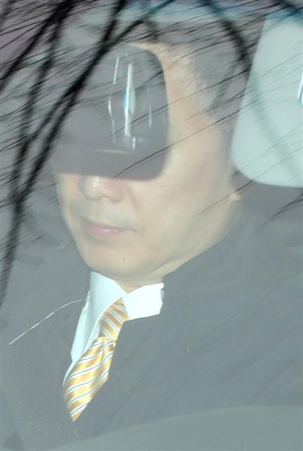 <YONHAP PHOTO-1649> 서울구치소 찾은 유영하 변호사 (의왕=연합뉴스) 이정훈 기자 = 유영하 변호사가 5일 오전 박근혜 전 대통령 접견을 위해 경기도 의왕시 서울구치소로 들어가고 있다. 2017.4.5 uwg806@yna.co.kr/2017-04-05 09:09:59/ <저작권자 ⓒ 1980-2017 ㈜연합뉴스. 무단 전재 재배포 금지.>