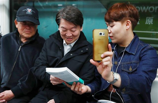 지하철에서 책 선물받은 안철수 후보