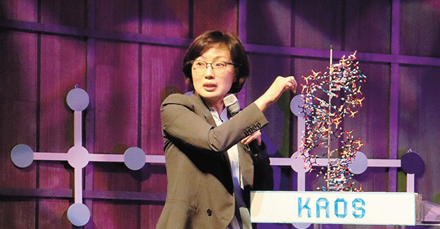 “‘지구상에 태초의 생명은 어떻게 시작됐을까?’‘새로운 바이러스는 왜 생겨나는 걸까?’생명에 대해 갖게 되는 의문을 석학들이 해결해주는 2017 상반기 카오스강연이 시작됐다. 노벨상 수상 후보로 오르는 김빛내리 교수는 지난 강연에서, RNA의 기능을 활용한 다양한 백신개발과 진단의 가능성을 들려줬다.”