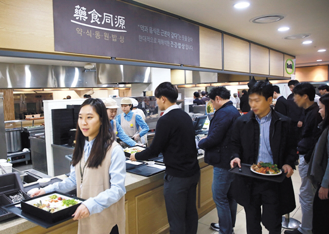 강남 메리츠타워 직원식당은 한식·중식·건강식 등 다양한 코너를 운영하고 있다.