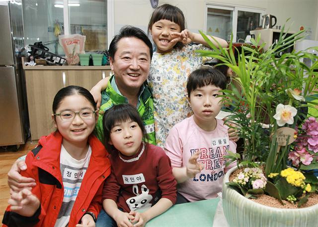 이웅렬 코오롱그룹 회장은 코오롱생명과학 충주공장을 방문 후, 대전에 있는 세계중앙아동지역센터에서 아이들과 함께 화분을 만들고 외벽에 벽화를 그리며 봄맞이 채비를 도왔다.