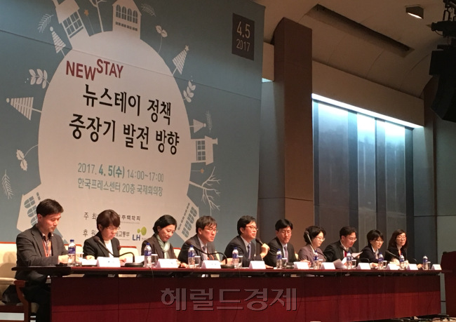 한국주택학회가 주최한 ‘뉴스테이 정책 중장기 발전 방향’에 참석한 전문가들은 중산층의 주거 안정과 전ㆍ월세 해소를 위해 뉴스테이를 민간임대주택산업으로 육성해야 한다고 입을 모았다. 시세보다 낮은 뉴스테이 모델을 개발하고, 임대기간 이후 구체적인 활용안이 필요하다는 주장도 제기됐다.  정찬수 기자/andy@heraldcorp.com