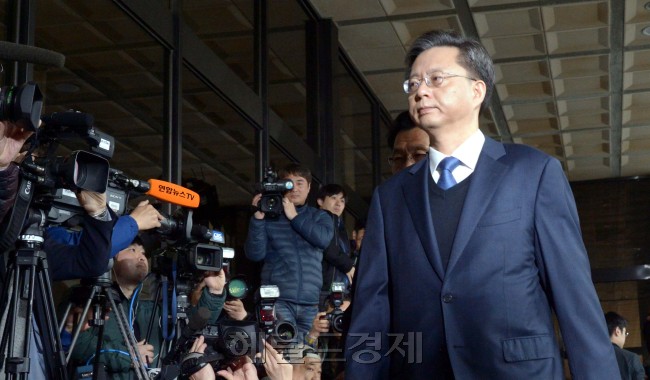 우병우 전 청와대 민정수석이 6일 오전 서울 서초구 서울중앙지검에 마련된 검찰 특별수사본부에 피의자 신분으로 출석하고 있다. 우 전 수석은 검찰 특별수사팀, 박영수 특별검사팀 수사에 이어 세 번째 수사기관 소환이다. [사진=정희조 기자/checho@heraldcorp.com]