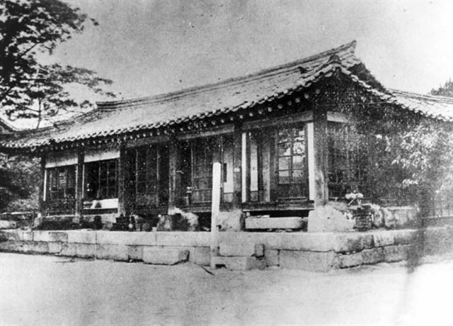 미국인 선교사 알렌이 1885년 4월 10일 고종의 허락을 받아 설립한 우리나라 최초의 근대 서양식 의료기관 제중원(광혜원)의 모습.
[출처=한국민족문화대백과]