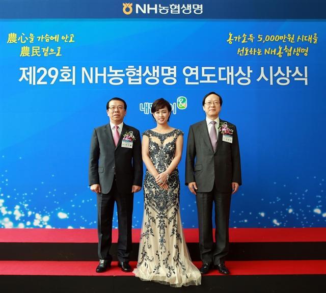 연도대상 수상자 성하선 과장(가운데)이 NH농협금융지주 김용환 회장(오른쪽)과 NH농협생명 서기봉 사장과 함께 포즈를 취했다.
