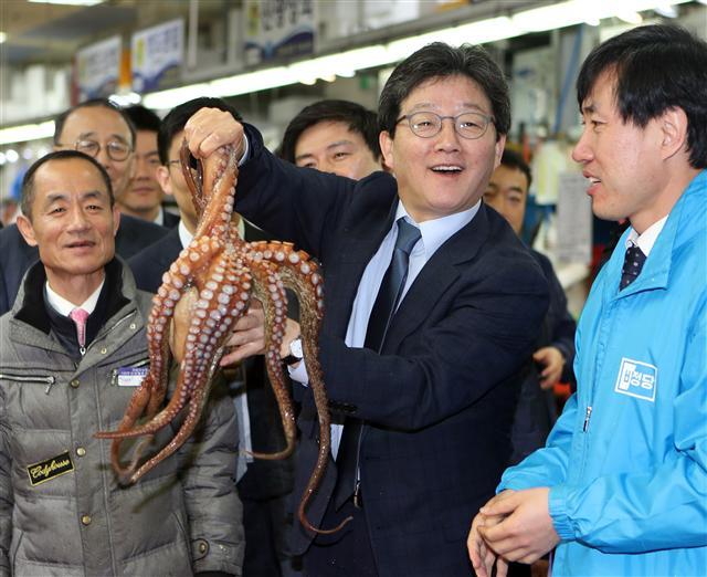 자유한국당 대선후보인 홍준표 경남지사가 6일 대전에서 열린 충청권 선대위 발대식에 참석해 셀카를 찍고 있다(왼쪽). 유승민 바른정당 대선후보가 7일 부산 자갈치시장에서 대형 문어를 들어보이고 있다.  [연합뉴스]