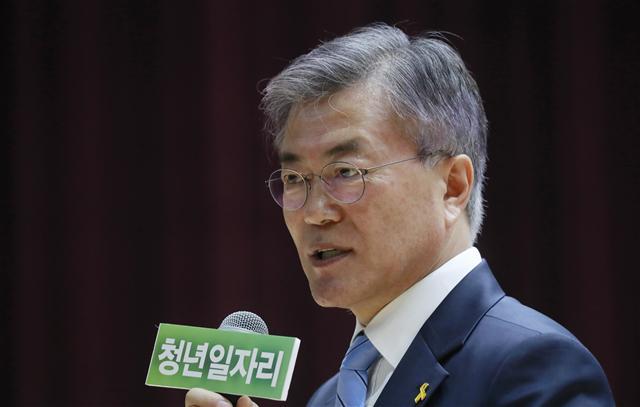 더불어민주당 문재인 대선후보가 6일 오후 목포대학교 도림캠퍼스에서 열린 ‘지역인재와 대화 : 청년 일자리 창출과 지역 인재 육성’ 행사에서 인사말을 하고 있다. [연합뉴스]