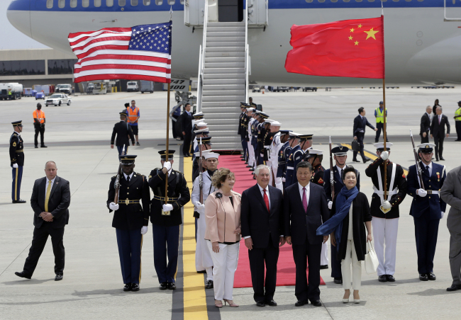 Chinese President Xi Jinping poses for a photo with U.S. Secretary of State Rex Tillerson after arriving in Florida on April 6, 2017. (Yonhap)
