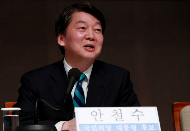 안철수 국민의당 대선후보가 지난 6일 오전 서울 태평로 한국프레스센터에서 열린 관훈클럽 초청 토론회에 참석해 발언하고 있다.[사진=연합뉴스]
안철수 국민의당 대선후보가 지난 6일 오전 서울 태평로 한국프레스센터에서 열린 관훈클럽 초청 토론회에 참석해 발언하고 있다.[사진=연합뉴스]