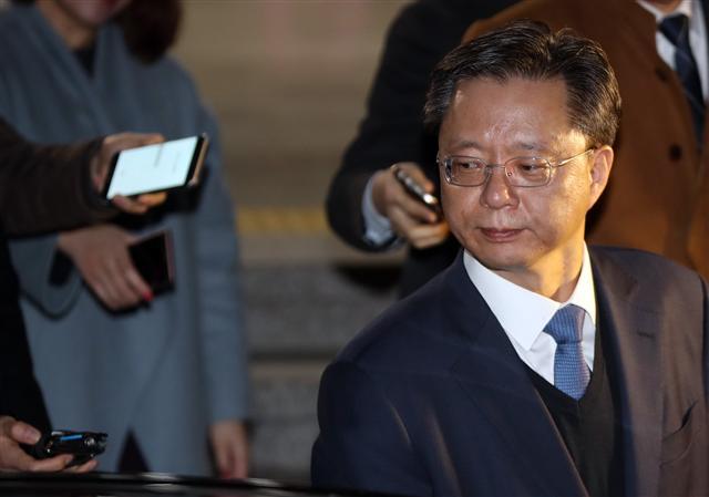 남재준 전 국정원장이 7일 의왕시 서울구치소에 수감중인 박근혜 전 대통령을 면회하기 위해 방문했다가 만나지 못한채 취재진들의 질문에 답하고 있다. [연합뉴스]
