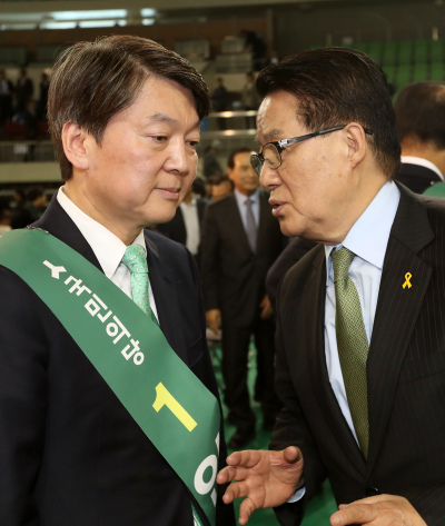 박지원 국민의당 대표와 안철수 후보가 지난 30일 대구실내체육관에서 열린 국민의당 대선 후보 선출 행사에서 대화하고 있다. [사진제공=연합뉴스]