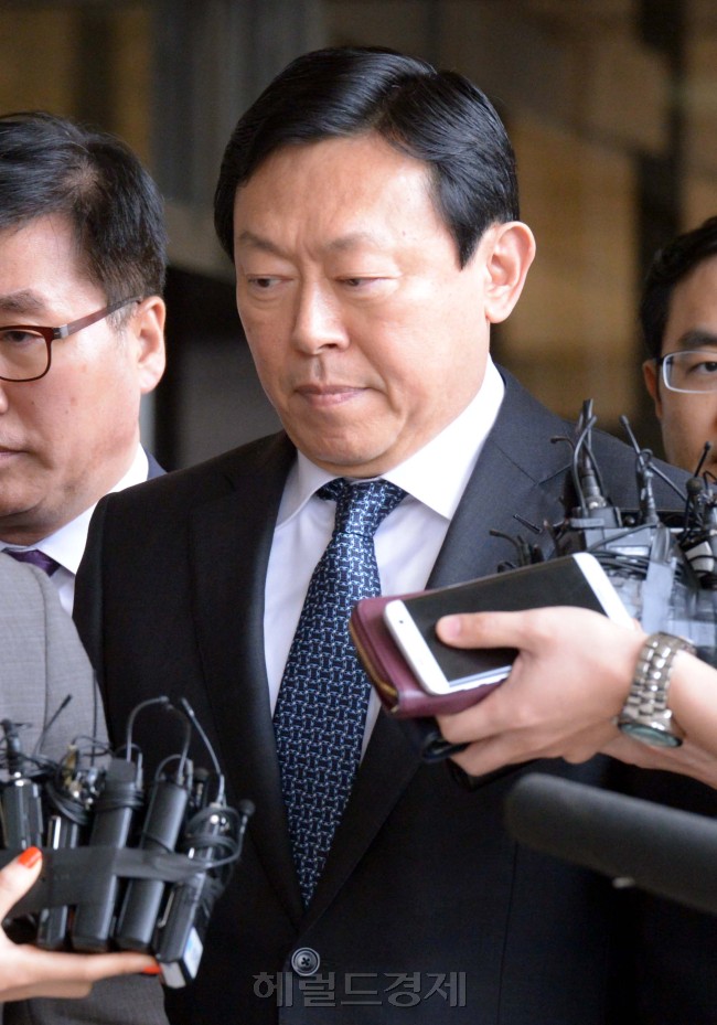 신동빈 롯데그룹 회장(62)이 미르·K스포츠재단에 낸 출연금이 뇌물인지 아니면 강요에 의한 것인지를 밝히기 위해 7일 오전 검찰에 출석했다. 참고인신분으로 신회장은 SK그룹 최태원회장 소환에 이은 두번째 소환이다. <br />정희조 기자/checho@heraldcorp.com  170407
신동빈 롯데그룹 회장(62)이 미르·K스포츠재단에 낸 출연금이 뇌물인지 아니면 강요에 의한 것인지를 밝히기 위해 7일 오전 검찰에 출석했다. 참고인신분으로 신회장은 SK그룹 최태원회장 소환에 이은 두번째 소환이다.
정희조 기자/checho@heraldcorp.com  170407